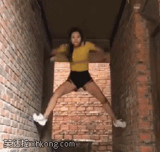 牛哥美女内涵gif动图11p：惊涛骇浪，不觉得累赘吗？