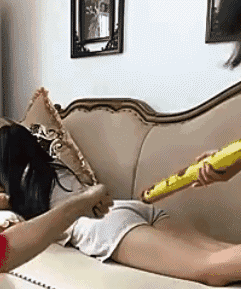 牛哥美女内涵gif动图:生吃苦瓜有多苦,看妹子表情就知道了!