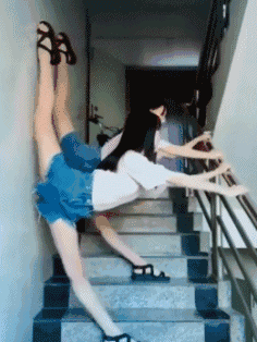 牛哥美女内涵gif动图12p：这个动作锻炼什么部位？