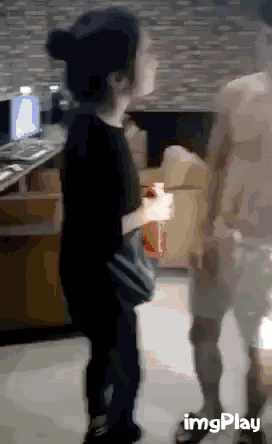 牛哥美女内涵gif动图11p:擦电视,一只脚没有穿丝袜吗?!