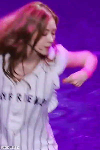牛哥美女内涵gif动图11p:擦电视,一只脚没有穿丝袜吗?!