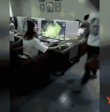 牛哥美女内涵gif动图12p：妹子这腿恐怕是要逆天了，上下比例37开