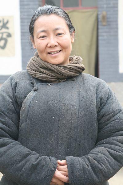 女演员萨日娜今年多大，54岁的萨日娜微胖也气质