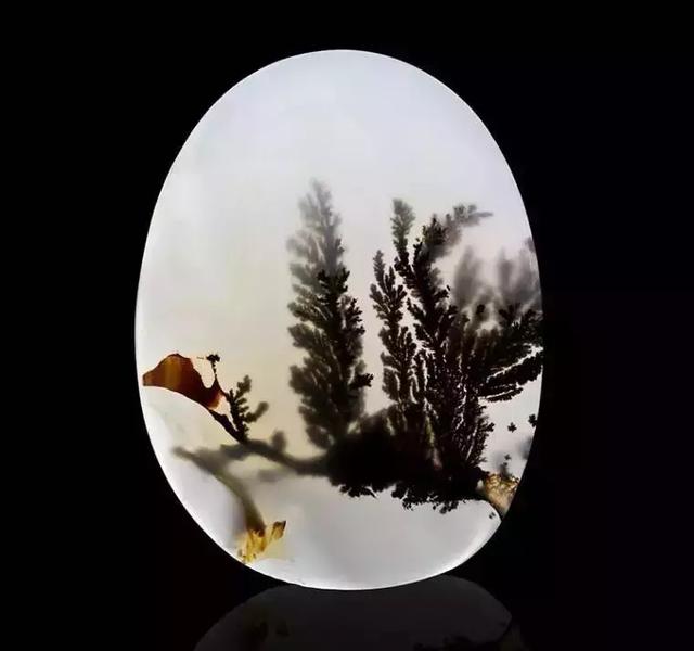 玉髓石月亮的代表与水有密切的关系据说可防止溺水及意外的发生避免