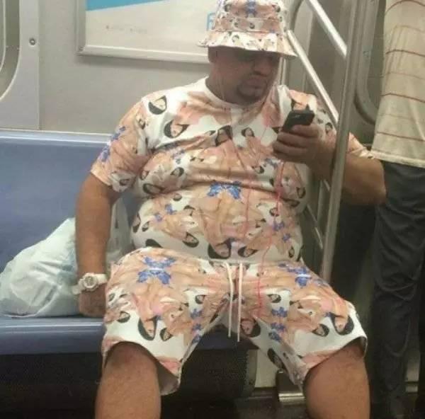 地铁人多了，什么奇葩都有！
