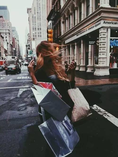 女人挣多少都是穷人，只因为。。。