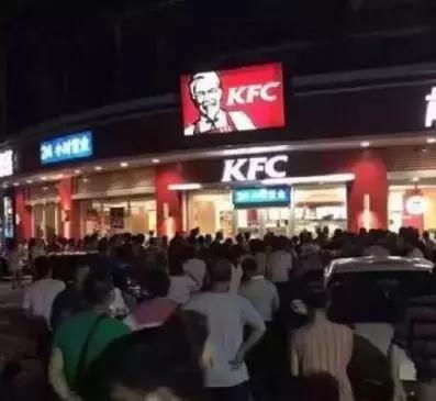 抵制肯德基！蠢货太多，肯德基都不够用了！