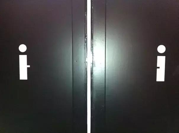 凸凹标志就被称为史上最污厕所，呵呵呵！