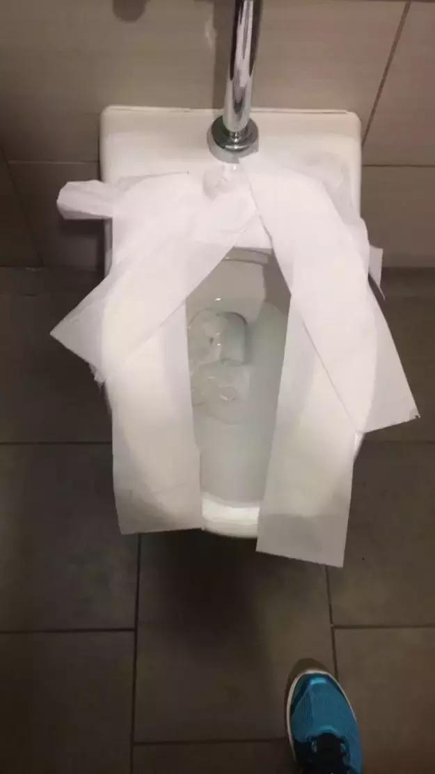 无法接受皮肤接触马桶圈,垫纸就是绝招!