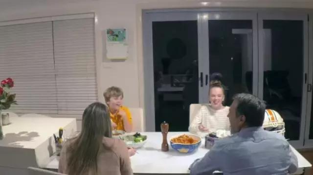 熊孩子太爱玩手机，那就只能靠吓了！