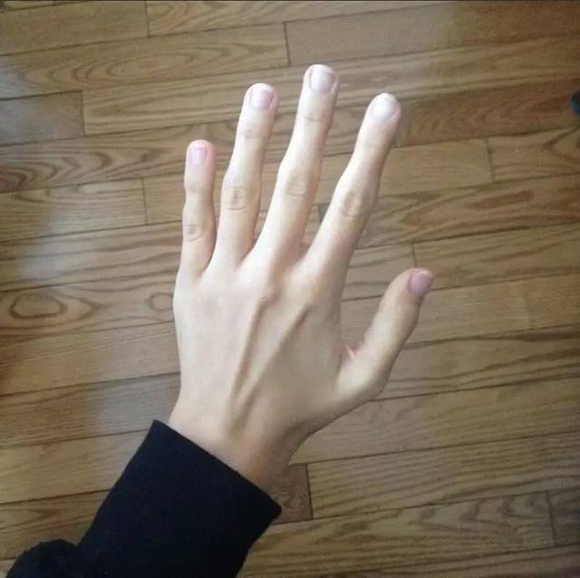 怪异的手，姿势太多！