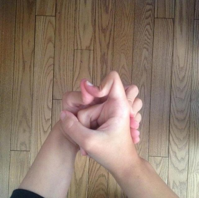 怪异的手，姿势太多！