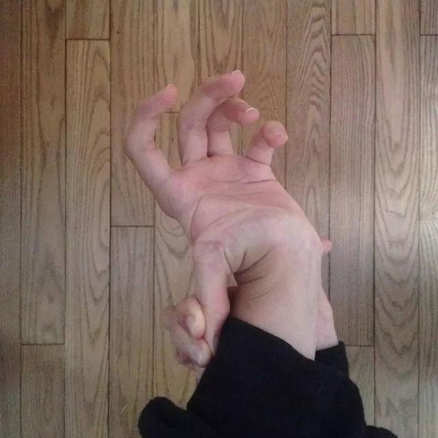 怪异的手，姿势太多！