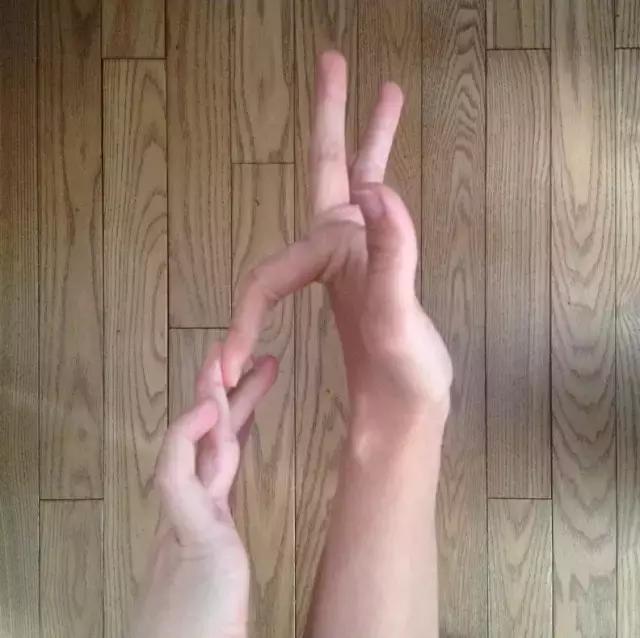 怪异的手，姿势太多！