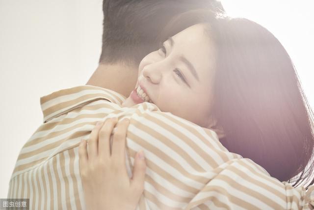 日本女朋友对「抱抱」上瘾，所有女生都这样吗？ 情人节送什么礼物给女朋友