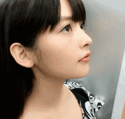 清纯的美女报之一笑！