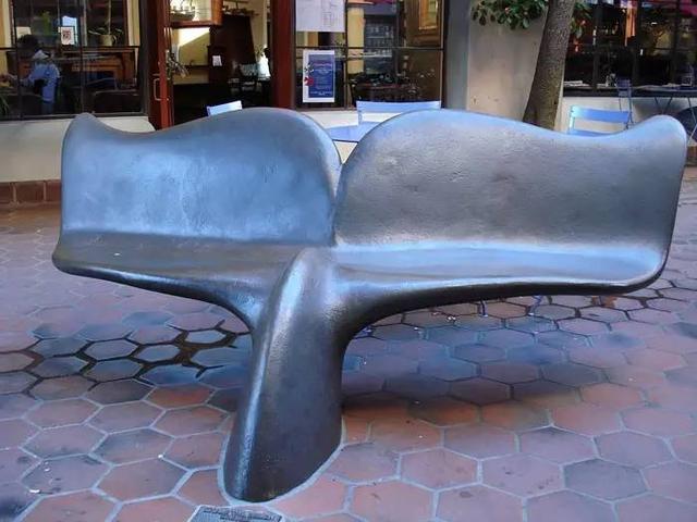 这是要上天啊！公共空间的凳子设计的这么有创意