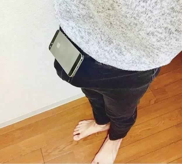 大胸妹把手机摆在胸口看电影，好方便哦~