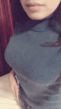 大胸妹把手机摆在胸口看电影，好方便哦~