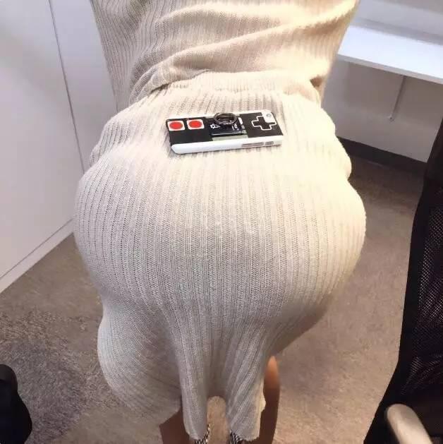 大胸妹把手机摆在胸口看电影，好方便哦~