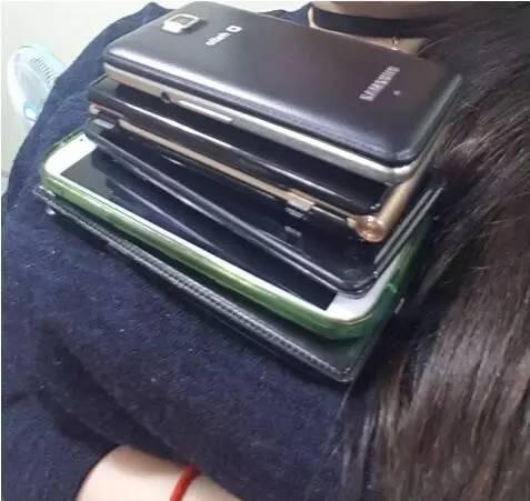 大胸妹把手机摆在胸口看电影，好方便哦~