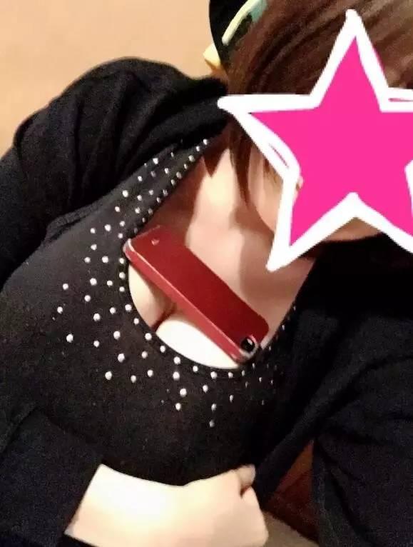 大胸妹把手机摆在胸口看电影，好方便哦~