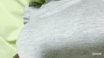大胸妹把手机摆在胸口看电影，好方便哦~