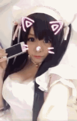 大胸妹把手机摆在胸口看电影，好方便哦~