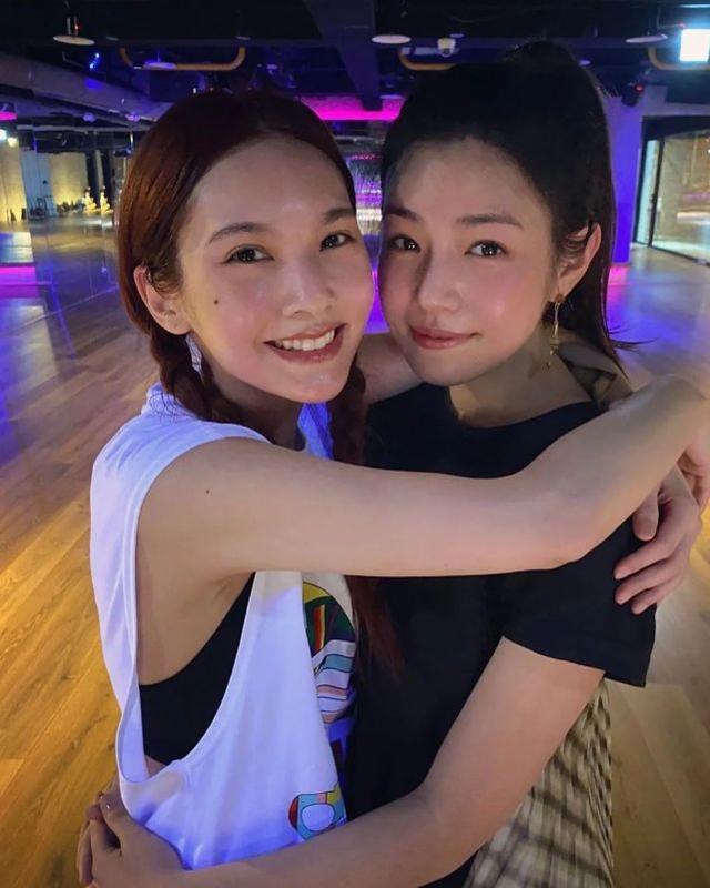 楊丞琳、陳妍希曬合照，兩人穿運動裝擁抱親親，近40歲卻像小女孩 娛樂八卦吃瓜 第6张