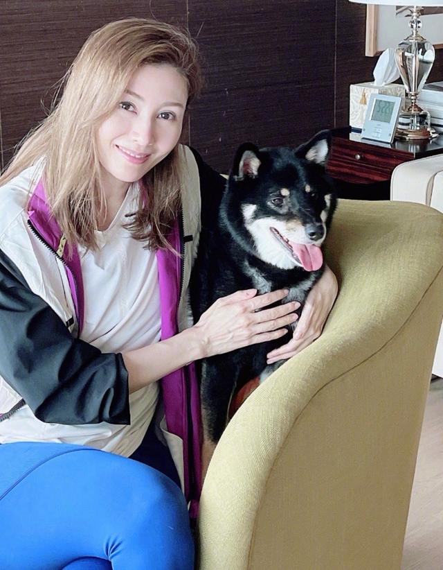 李嘉欣身材似少女，51歲了，還在練瑜伽，怪不得身材那麼好 街拍正妹 第6张