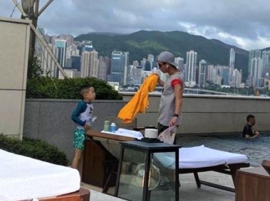 網友偶遇陳小春和大兒子，陳小春高冷訓練小小春遊泳，畫面太有趣 娛樂八卦吃瓜 第1张