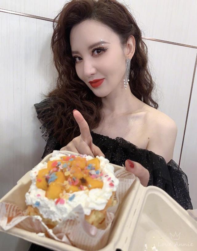 伊能靜曬和張萌黃聖依合影，三位闊太太搞怪俏皮，伊能靜哪像52？ 娛樂八卦吃瓜 第8张