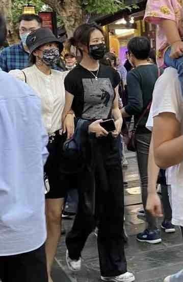 章子怡帶繼女逛成都，小蘋果穿平底鞋比章子怡高半頭，親媽是超模 娛樂八卦吃瓜 第4张