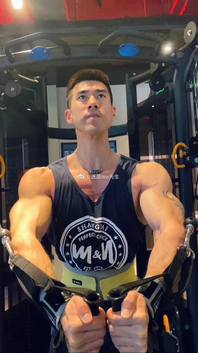 「肌肉版趙又廷」火了！網友：這是我見過最帥的肌肉男 健身減肥達人 第3张