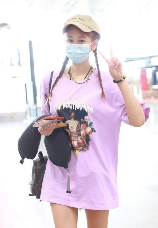 海陸淘汰後首現身，寬松T恤當連衣裙穿，一頭長發扎麻花辮超減齡 娛樂八卦吃瓜 第1张