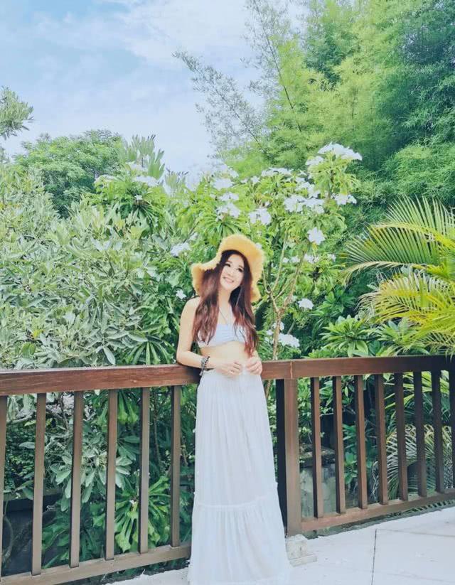 53歲溫碧霞出席活動，穿V領公主連衣裙扮嫩，狀態少女一點不顯老 娛樂八卦吃瓜 第6张