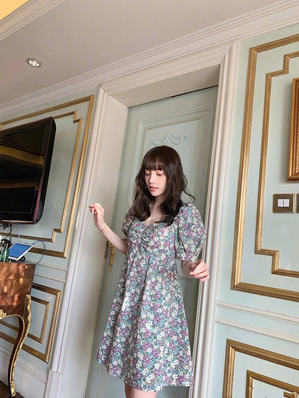 李小璐陪甜馨打羽毛球，身穿白色T恤搭運動短褲，身材苗條像少女 娛樂八卦吃瓜 第6张