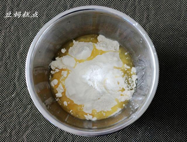 這糕點15元一斤，商場過年賣得火熱！自己在家做，照樣口口酥脆 熱愛美食 第5张