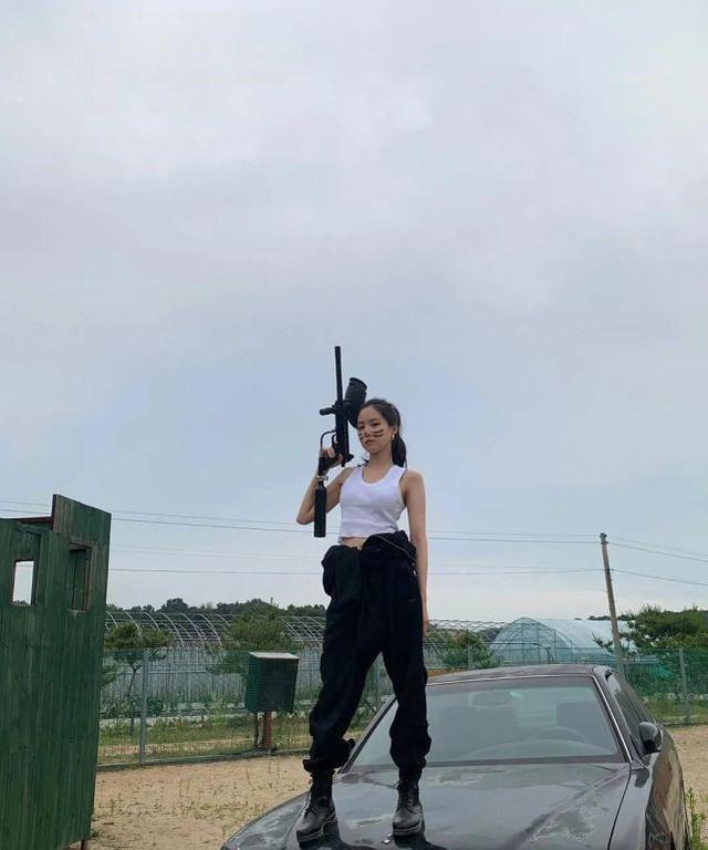 「韓國頂級身材」孫娜恩爆照，白背心搭工裝褲，蜂腰直角肩比例好 娛樂八卦吃瓜 第2张