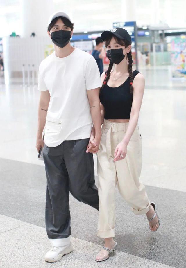 張檬跟男友走機場，穿背心配工裝褲秀「螞蟻腰」，盡顯甜酷少女風 娛樂八卦吃瓜 第1张