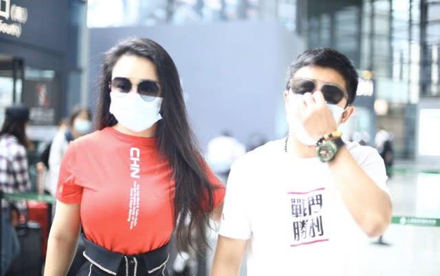 鄒市明夫婦現身機場，仨娃媽冉瑩穎「螞蟻腰」太吸睛，老公也高調 娛樂八卦吃瓜 第1张