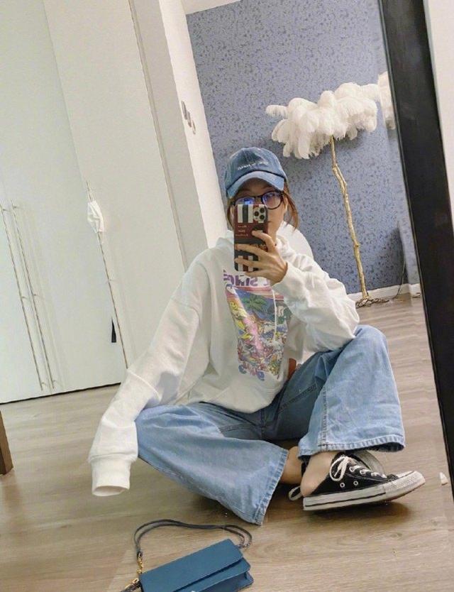 吳昕社交平台曬美照，一身碎花蕾絲淡黃色長裙，甜美俏皮如初戀 娛樂八卦吃瓜 第7张