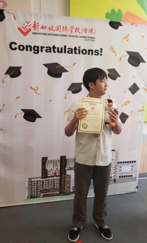 吳鎮宇兒子費曼小學畢業！一家三口參加畢業典禮，費曼胖的大變樣 娛樂八卦吃瓜 第6张
