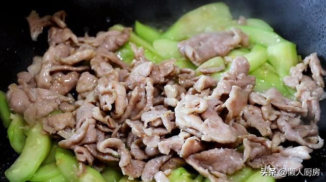 這是快手家常菜絲瓜炒肉片，豬肉這樣上漿，吃著嫩滑 熱愛美食 第16张