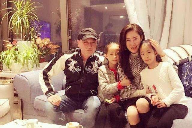 著名演員湯鎮業：二婚娶青島小妻子，我們是6個孩子的爸爸媽媽 娛樂八卦吃瓜 第15张