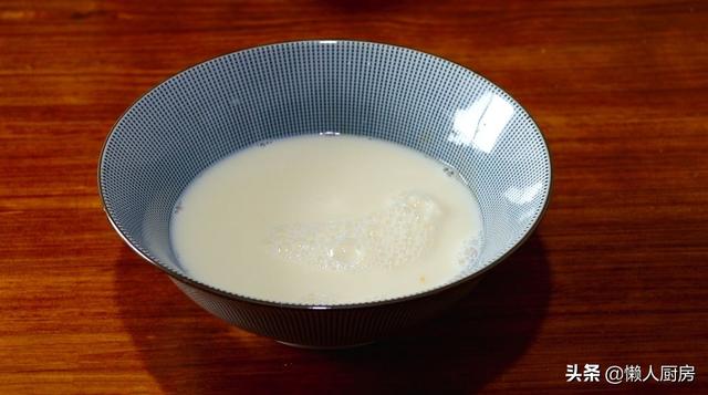 洋蔥別當配菜，我家都這麼吃，鍋里油燒熱，扔進一整顆洋蔥 熱愛美食 第5张