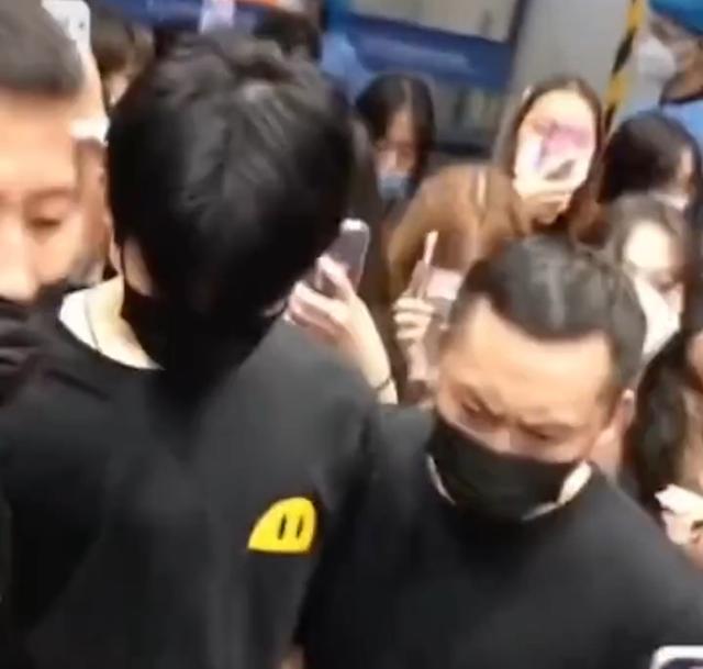 接機現場女生被絆倒，18歲男星神情冷淡引爭議：私生飯該不該扶？ 娛樂八卦吃瓜 第4张