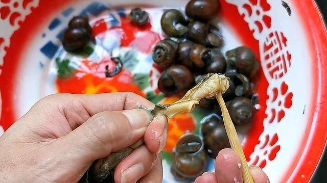 广西“螺蛳粉”不要煮着吃，大厨教你炒着吃，一盘不够吃，收藏了