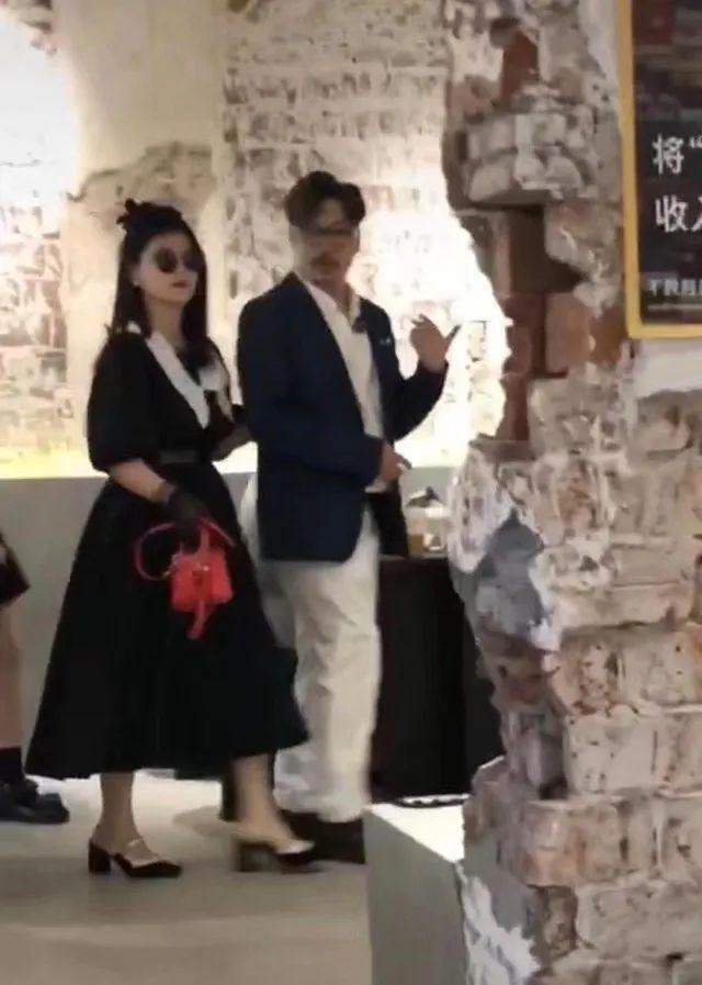 李湘夫婦現身網紅店，打扮隆重仿佛參加頒獎典禮，網友直呼太夸張 娛樂八卦吃瓜 第2张
