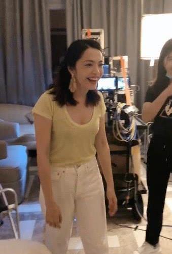 姚晨夫婦結婚多年依舊恩愛，老公曹郁探班姚晨送上驚喜，狂撒狗糧 娛樂八卦吃瓜 第2张